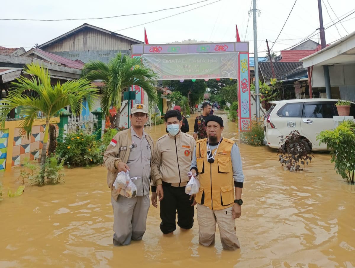 Lazismu dan IPM memberikan bantuan makanan kepada korban banjir di Perumahan Bontang Permai, Bontang